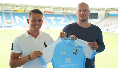 Neuzugang Felix Schimmel (li.) und CFC-Sportdirektor Armin Causevic.