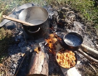 Essenszubereitung am offenen Feuer ist an der Tagesordnung und Wasser Mangelware. Oft reicht es nur zum Trinken.