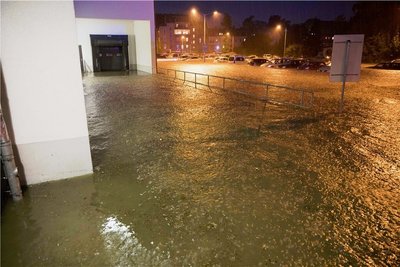 Vom Edeka-Markt bis zum Parkplatz breiteten sich das Wasser auf der Ehernen Schlange in Freiberg aus.