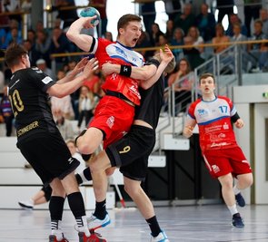 Sebastian Poppitz (am Ball) war am Samstag mit sieben Treffern bester Feldtorschütze des HC Glauchau/Meerane. 