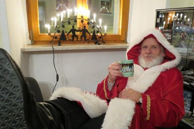 Wolfram Dittmann schlüpfte viele Jahre ins Kostüm vom Weihnachtsmann für den Schwarzenberger Weihnachtsmarkt.