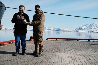 Ankunft in Ny-Ålesund. Max Jankowsky (r.) machte Hafenmeister Espen Blix mit dem neuesten Bewohner der nördlichsten Siedlung der Welt bekannt. Gestatten, Nussknacker! 