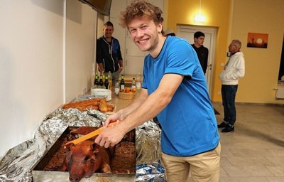 Giovanni Schmieder durfte als diesjähriger Sieger von "Rund um Großwaltersdorf" den kulinarischen Preis anschneiden. 