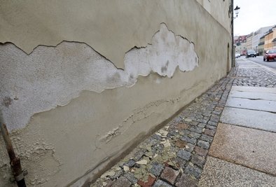 Am Bürgerbüro platzt die Putzschicht ab. Dies nach Angaben von Fachleuten liegt an historischen Baustoffen auf Kalkbasis.
