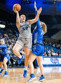 Elea Gaba im Trikot von Buffalo. Jetzt kehrt sie nach Deutschland zurück.