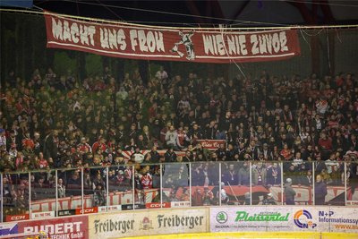 4124 Zuschauer verfolgten die entscheidende Partie im Kunsteisstadion im Sahnpark.