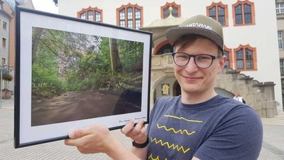 Tobias Höra aus Plauen hat den Fotowettbewerb "Lieblingsplätze" gewonnen. Sein Bild vom Syratal bekam 590 der insgesamt über 1400 abgegebenen Stimmen. Damit reiht sich das Syratal neben dem Stadtpark und den Weberhäusern in die Lieblingsplätze der Plauener ein. 