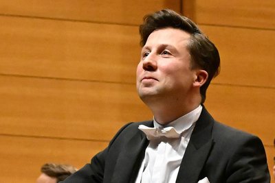 Benjamin Reiners stimmte mit dem 7. Sinfoniekonzert der Robert-Schumann-Philharmonie am Donnerstag im großen Saal der Stadthalle das Publikum erfolgreich auf seine im August beginnende Amtszeit als Generalmusikdirektor ein.