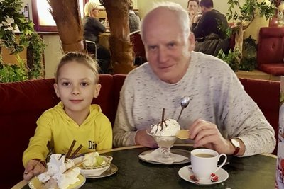 Wolfram Dittmann mit seinem Enkel Levy in Schwarzenberg beim Eis essen.