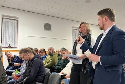 Christina Wittig-Tausch von der Bürgerinitiative Gegenwind Reinsberg - hier mit Moderator Andreas Tietze - wertete die Versammlung als „Offenbarungseid“.