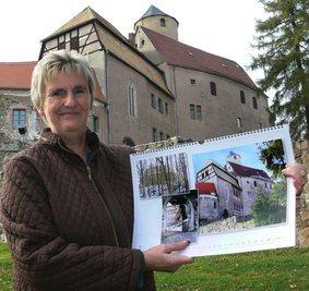 
              <p class="artikelinhalt">Burgmitarbeiterin Ingrid List präsentiert den ersten Kalender mit Fotomotiven der mittelalterlichen Wehranlage. </p>
            