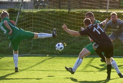 Das letzte Aufeinandertreffen dürften die Stollberger in keiner guten Erinnerung haben. Im Herbst 2020 verlor der FCS in Reichenbrand trotz Michael Neuberts (in Schwarz) Führungstor knapp mit 2:3. 