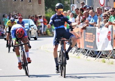 Vincent John vom Chemnitzer Polizeisportverein (r.) gewann das Radrennen in Großwaltersdorf vor Giovanni Schmieder vom Berthold Radteam aus Hainichen (l.). 