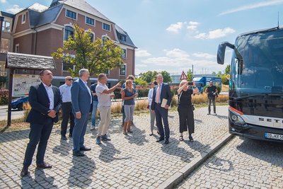 Ein Bus fährt Presse und Vertreter des SMR durch die Stadt.