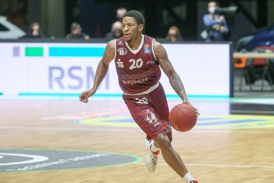 Wes Clark spielte bereits von November 2020 bis Januar 2021 bei den Niners Chemnitz. Dabei war der Point Guard so gut, dass ihn sich der italienische Erstligist Venedig schnappte. Jetzt kehrt der US-Amerikaner nach Chemnitz zurück.