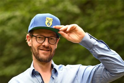 Eigentlich steht Alexander Christoph total auf seinen Panama-Hut, aber manchmal darf es auch ein Basecap sein. Designt von einem Freund. Das weckt in ihm Erinnerungen an Urlaub, an Ausflüge, an eine einfach geile Zeit.