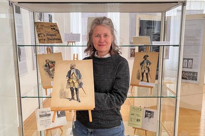 Martina Bundszus mit Kostümentwürfen für „Minna von Barnhelm“ von Anfang der 1940er-Jahre.