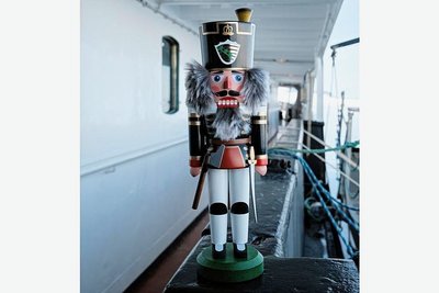 Das ist er, der nördlichste Nussknacker der Welt, ein 46 Zentimeter-Kerl, fotografiert auf dem historischen Postschiff Nordstjernen, das ihn ans Ziel brachte. Das Schiff, Baujahr 1955, steht unter Denkmalsschutz. 