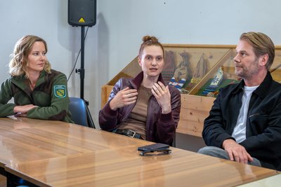 Teresa Weißbach (l.), Mathilda Switala und Kai Scheve beim Pressegespräch im Karl-May-Haus in Hohenstein-Ernstthal, wo bis Montag für einen neuen Erzgebirgskrimi gedreht wurde.