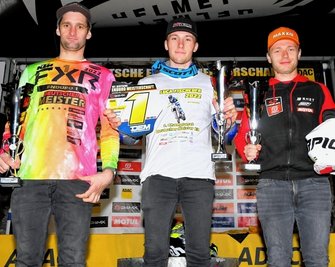 Das sind die Jahresbesten der Internationalen Deutschen Enduromeisterschaft, dem Championat: Edward Hübner aus Penig wurde Gesamtzweiter. Luca Fischeder aus Geringswalde ist erstmals Deutscher Enduromeister, Yanik Spachmüller aus Schwabach (v. l.) fuhr auf Platz 3 ein. 