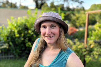 Die Ohren sind geschützt: Franziska Bernhardt-Muth trägt im Sommer oft einen Sonnenhut.