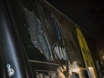 Einige Scheiben des Mannschaftsbusses zerbrachen bei den Explosionen.
