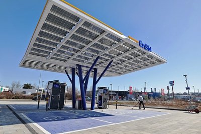 Zum neuen Schnellladepark im Gewerbegebiet in Meerane gehören acht Ladepunkte für E-Autos. 