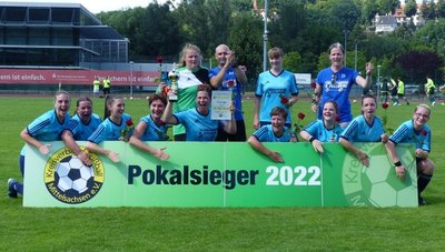 Der Pott geht wieder nach Falkenau. Nach dem deutlichen 3:0 Finalerfolg hatten die Damen allen Grund zum Feiern.