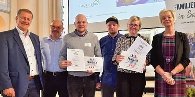 Frank Ortmann (l.), Abteilungsleiter in Sachsens Tourismusministerium, überreichte mit der Geschäftsführerin der Tourismus-Marketing-Gesellschaft Sachsen, Veronika Hiebl (r.), die Auszeichnung an Holm, Christopher und Jakob Gahler sowie an Christiane Schmiedl-Gahler (v. l.). 