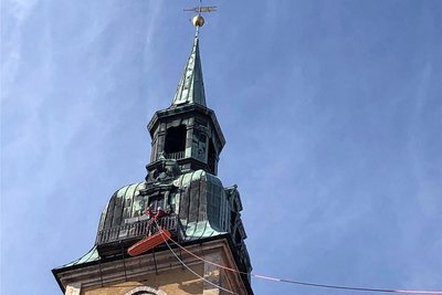 Von der Brüstung des Petriturms ließ die Feuerwehr Freiberg eine Trage herunter - nur zur Übung.