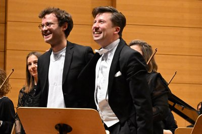 Der Trompeter Simon Höfele (links; mit Dirigent Benjamin Reiners) spielte Lisa Streichs außergewöhnliche Komposition "Meduse".