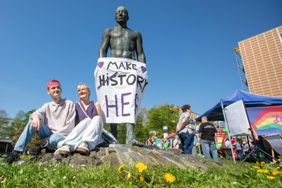 Die vogtländische Linksjugend - im Bild deren Sprecherin Patricia Isabell Ritter und Sprecher Fabrice Franke - setzt sich mit einem Plakat am „Nackschen Ma“ für Gleichberechtigung der Geschlechter ein.