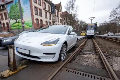 Vor dem Klinikum ist am 7. Februar ein Tesla von der Fahrbahn der Reichenbacher Straße abgekommen und im Gleisbett stecken geblieben.