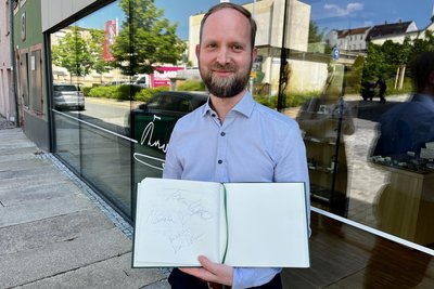 Marian Bertz zeigt stolz das Gästebuch des Karl-May-Haus in Hohenstein-Ernstthal mit den Autogrammen der Schauspieler des Erzgebirgskrimis.