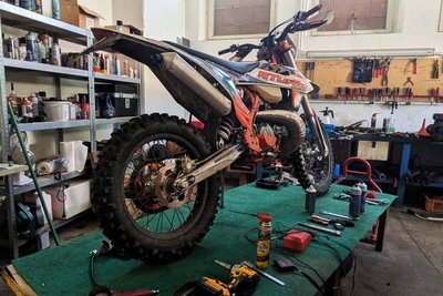 In der Bikerhalle wird häufig an den Maschinen geschraubt.