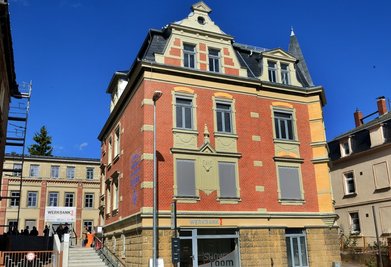 In der Villa Werkbank 32 in Mittweida hat Mittelsachsens Landrat Matthias Damm am Mittwoch die Partnerschaftsvereinbarung mit dem Unternehmen Teleskop-Effekt unterzeichnet. 