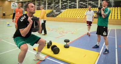 Gewichte und Hanteln müssen die HSG-Spieler um Kapitän Eric Neumann (v.) und Benjamin Wolf (r.) längst nicht mehr stemmen. Bis zum ersten (und einzigen) Test müssen sie aber noch eine Woche länger warten. Die Partie gegen Pirna am Freitag fällt aus, nächste Woche kommt Jena. 