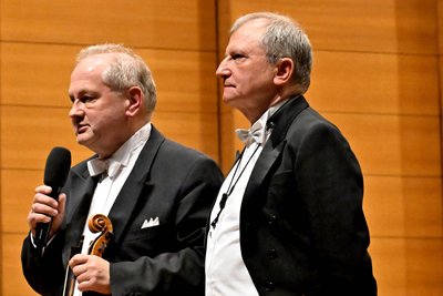 In bewegenden Worten verabschiedeten sich Matthias Worm (links) und Ingolf Grohmann in den Ruhestand. Die Schumann-Philharmonie sei ihnen wie eine Familie gewesen, sagte Worm.
