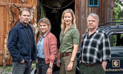 Werden auch im siebten Erzgebirgskrimi Hauptrollen spielen: Kai Scheve und Lara Mandoki agieren als Kommissare, Teresa Weißbach ist als Försterin zu sehen und Andreas Schmidt-Schaller (v. l.) als ihr Vater. 