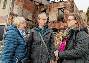 Regina und Rüdiger Queck mit ihrer Tochter Silvia Queck-Hänel vor ihrem Haus, das vorigen Sonntag durch die Explosion im Nachbarhaus stark zerstört wurde. Durch eine Spendenaktion soll der Schutt wegkommen. 
