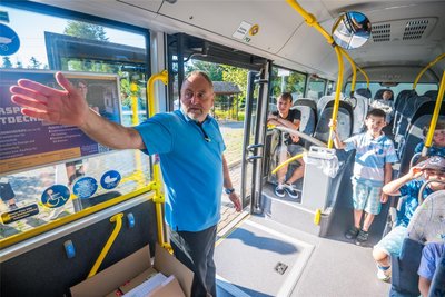 Treff am Freibad Jahnsdorf: Zur Busschule für Grundschüler aus dem Ort kam auch Busfahrer Falk Strunz.