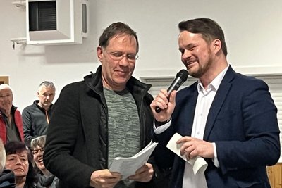 CDU-Gemeinderat Mike Silbermann (links, hier mit Moderator Andreas Tietze) verwies auf das Artenschutzgutachten, das die Gemeinde 2016 erstellen ließ.