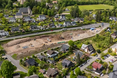 Blick aus der Luft auf die Baustelle unterhalb der Auer Straße (B 169) in Bad Schlema: Hier lässt Aldi einen neuen Discounter errichten.