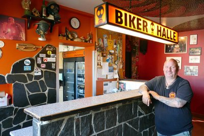 Auch eine kleine Bar haben sich Karsten Mayerhofer und seine Freunde eingerichtet.