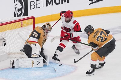 Taylor Hall (Mitte) traf früh zum 1:0 für die Hurricanes.