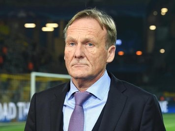 BVB-Geschäftsführer Hans-Joachim Watzke stand nach der Nachricht von den Explosionen betroffen im Stadion.