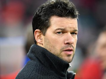 Michael Ballack lässt 40  handsignierte Original-Trikots versteigern.