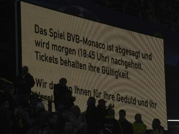 Eine Anzeigetafel im Stadion informierte über den Nachholtermin des abgesagten Spiels.