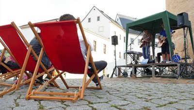 Auch bei der Band Norris, einem "vertonten Herrengedeck" aus Leipzig, waren die Liegestühle im Zschopauer Schlosshof gut gefüllt.