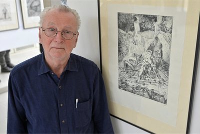 Steffen Böttcher, Vorsitzender des Vereins Leipziger Grafikbörse, vor der Grafik „Turbulenzen" von Ines Falcke aus Plauen.